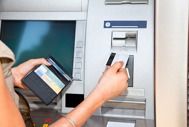 IK10 Monitor - Automatiserer en person, der bruger et kreditkort til at indsætte et kort i en pengeautomat