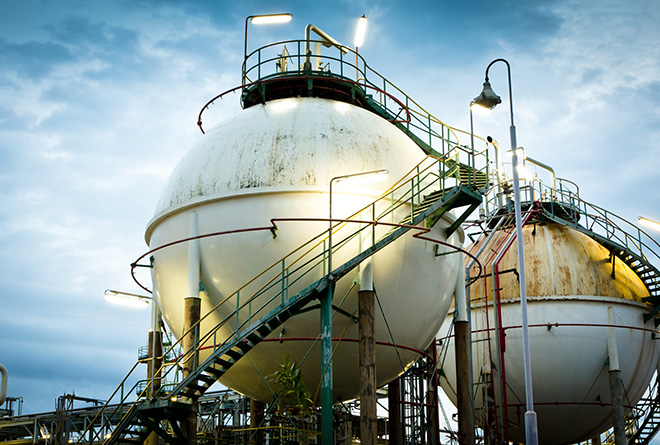 Industrii - Vizualizarea proceselor: un rezervor alb mare, cu o scară care duce la el;