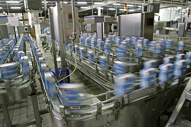 Industries - Deep-freeze logistics a conveyor belt with blue cans