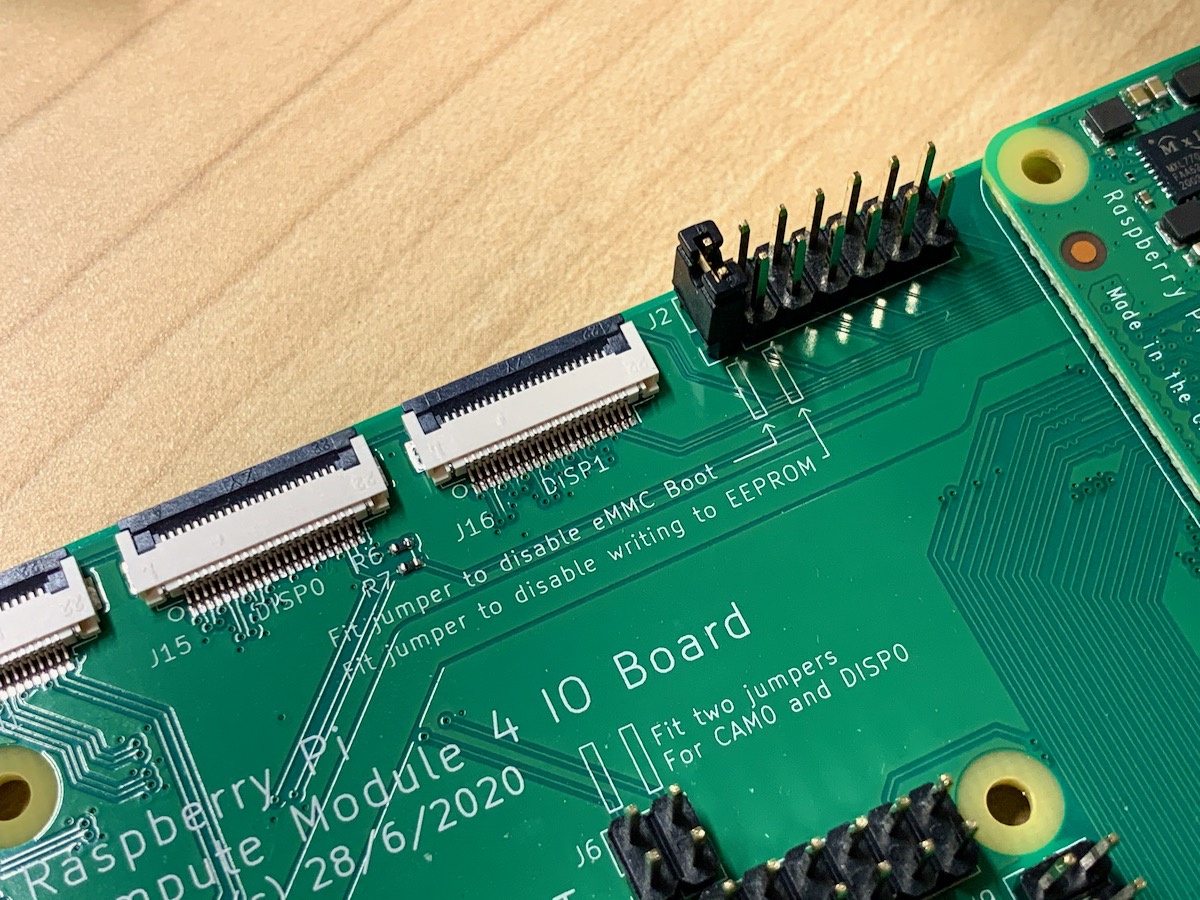 Indlejret software Raspberry Pi - Installer Raspberry Pi OS på Raspberry Compute Module 4, et nærbillede af et grønt printkort