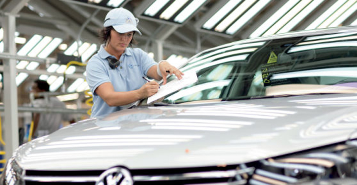 صفحه لمسی - کارخانه VW چاتانوگا با استفاده از تکنولوژی ULTRA یک زن نوشتن بر روی یک کاغذ