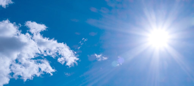 Antireflekterende belægning en blå himmel med skyer og sol