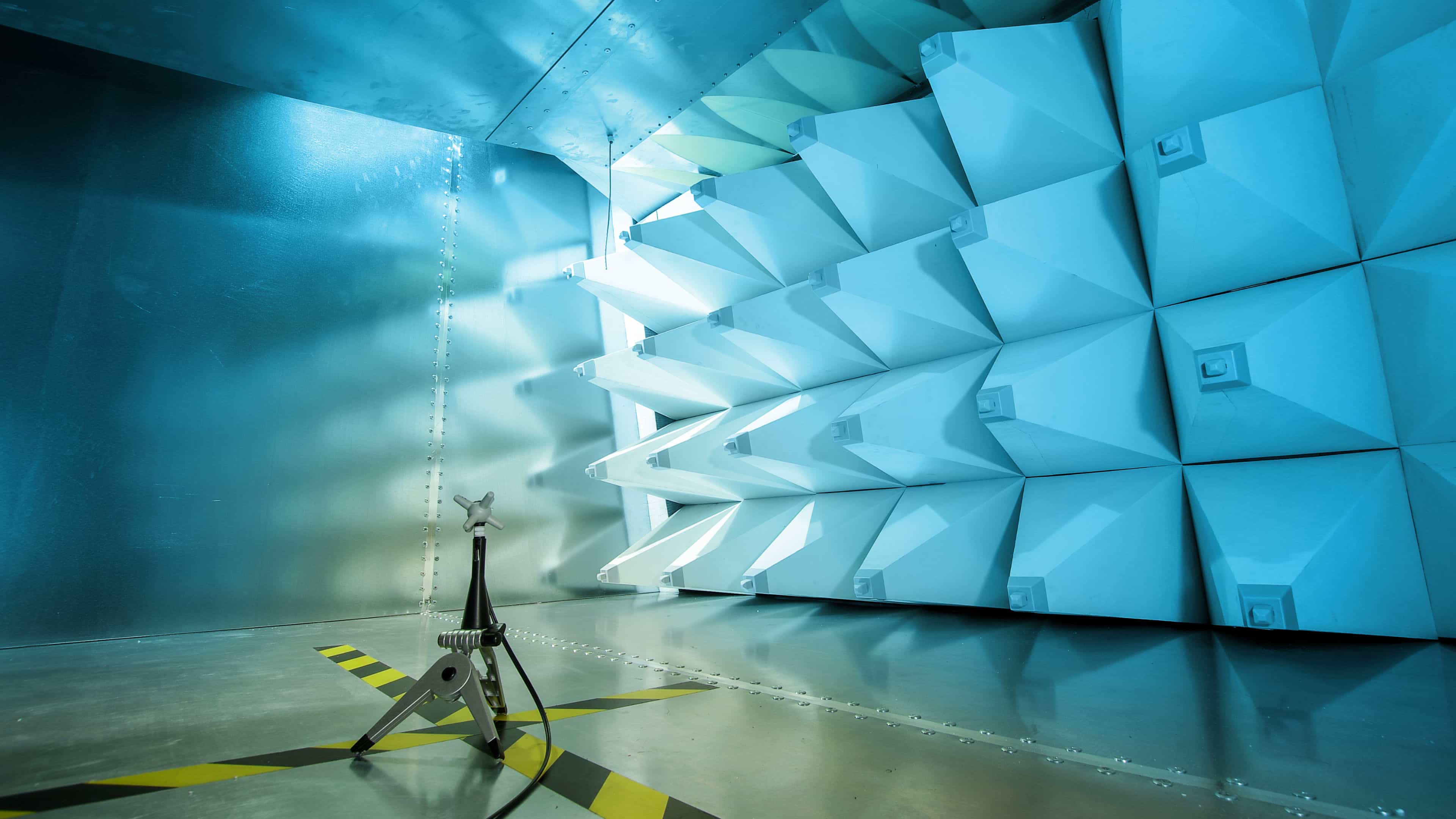 Elektromagnetisk kompatibilitet (EMC) - EMC en hvid og sort genstand i et rum