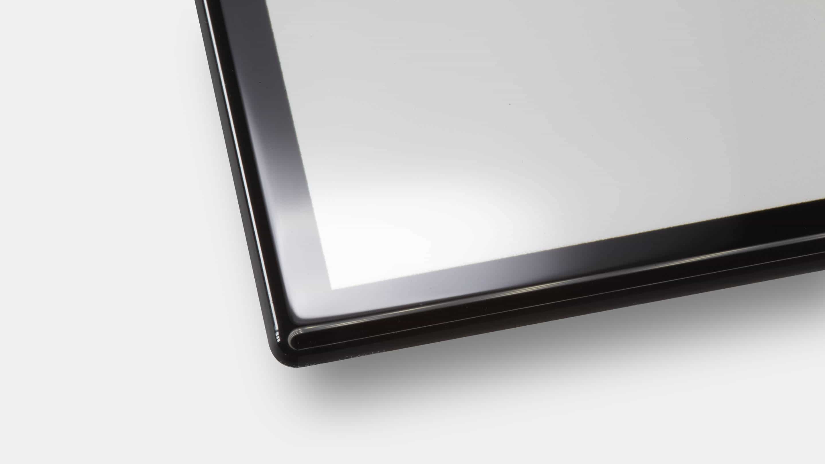 <deepl translate="no">Impactinator®</deepl> Glass - Edge processing of a close-up of a black and white screen