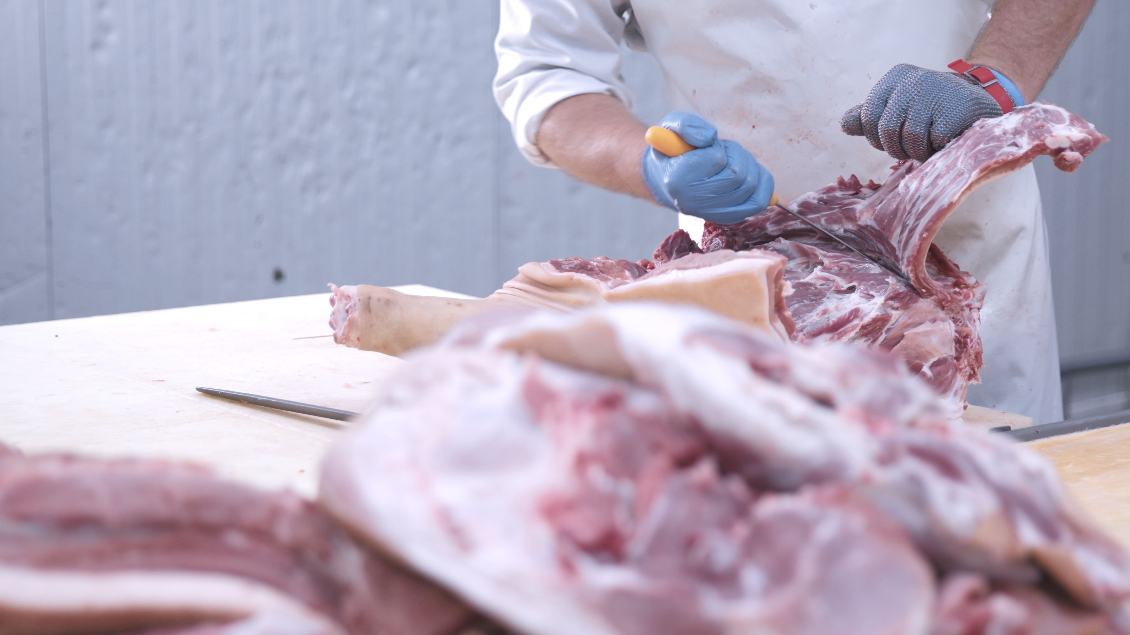 kødforarbejdning en person, der skærer kød med en kniv