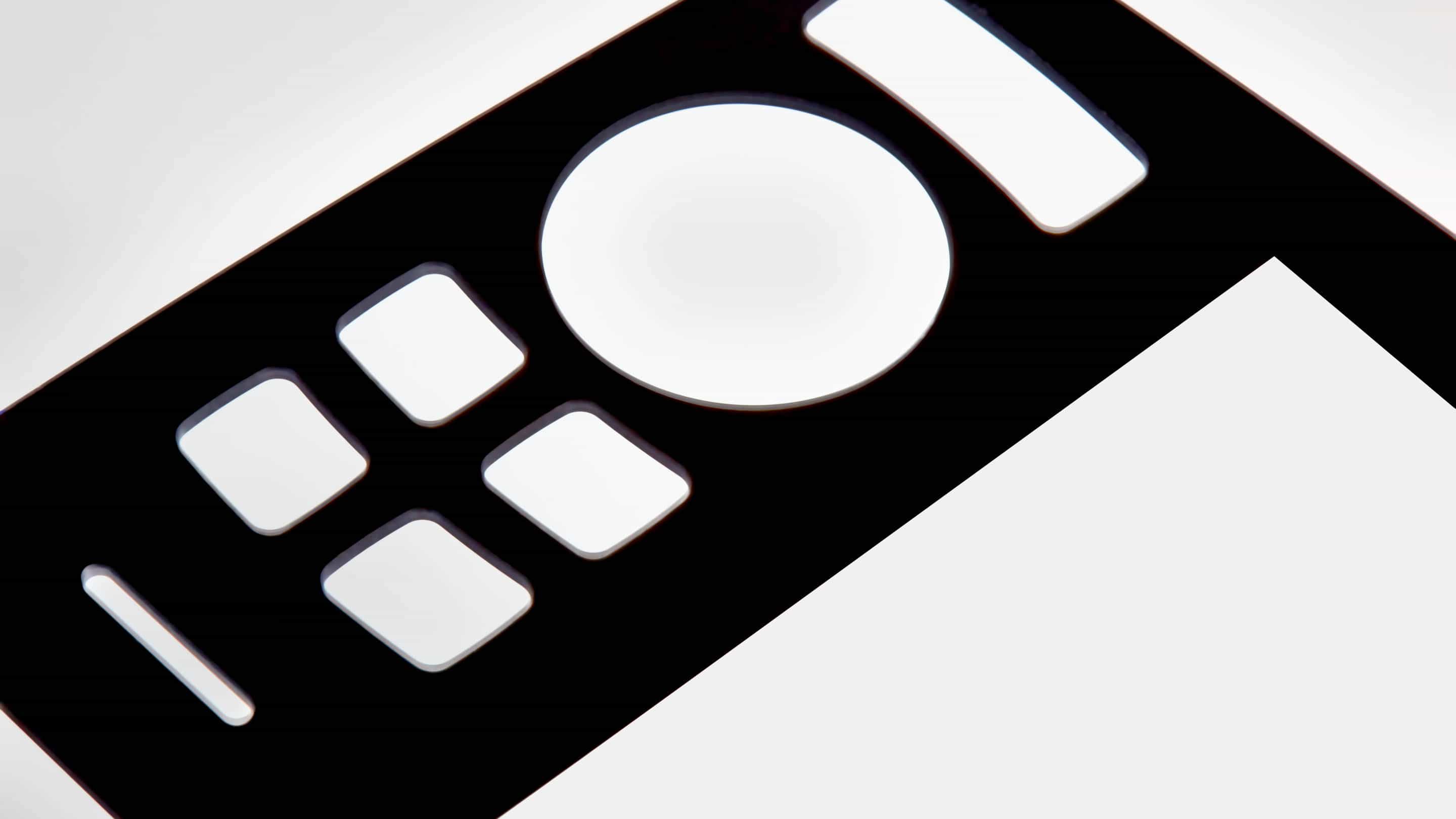 <deepl translate="no">Impactinator®</deepl> Glas - Cover Glass et nærbillede af en fjernbetjening