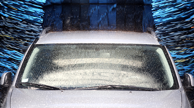 Отрасли промышленности - Автомобиль моет машину с синим предметом в кузове