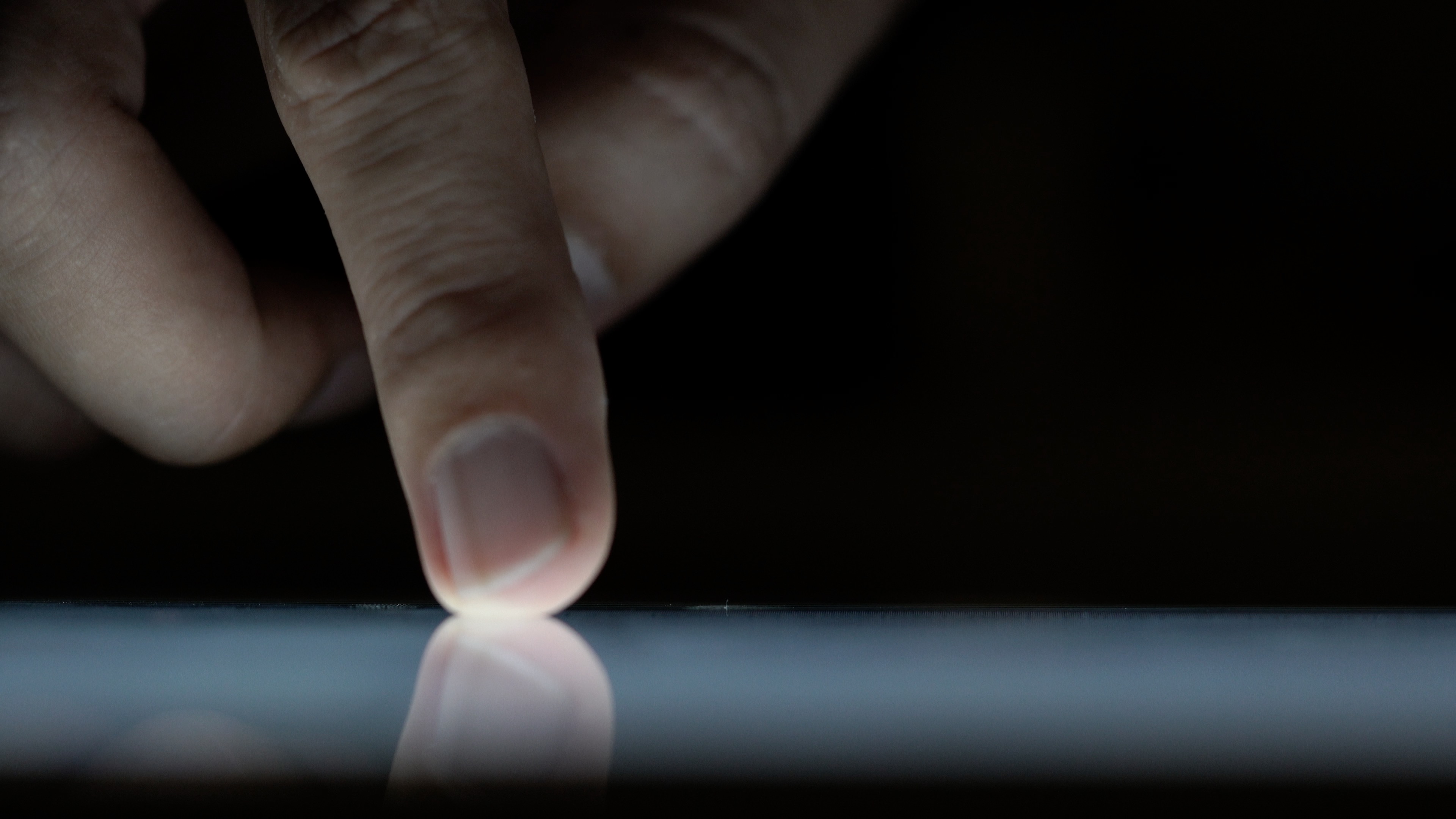 Berøringsskærm - Multi-touch med en finger, der berører en berøringsskærm
