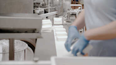 transformation laitière une personne portant des gants travaillant dans une usine