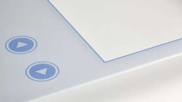 Mukautettu kosketusnäyttö - Lähikuvan käänteinen tulostaminen valkoisesta ja sinisestä logosta