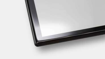Impactinator® Glass - Kantbehandling af et nærbillede af en sort-hvid skærm