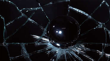 شیشه Impactinator® - شیشه ای تقویت یک توپ شیشه ای بر روی یک سطح سیاه و سفید