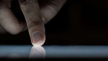 Touch Screen - Multi-touch un dito che tocca un touch screen