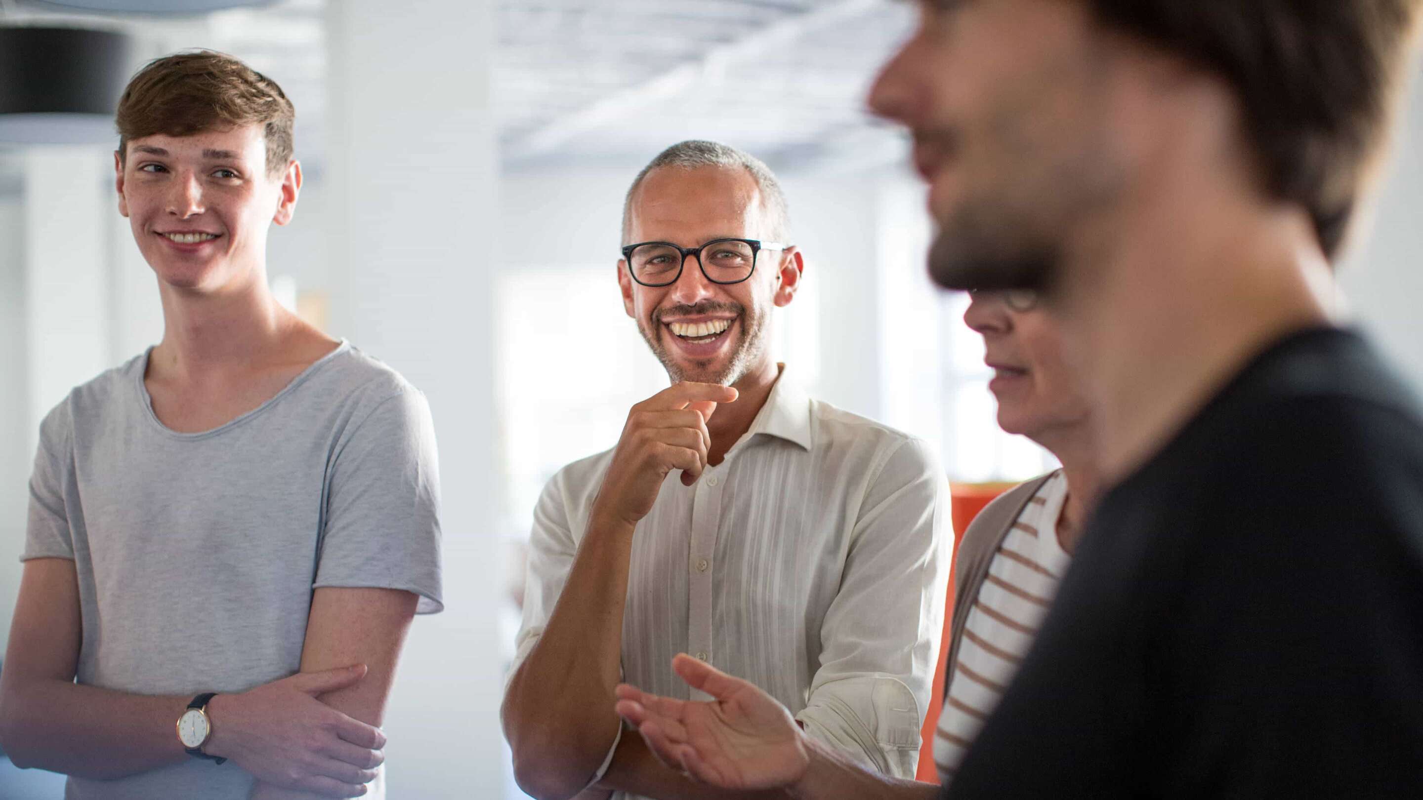 Start-Ups - Start-Up-Team, eine Gruppe von Menschen, die sich unterhalten