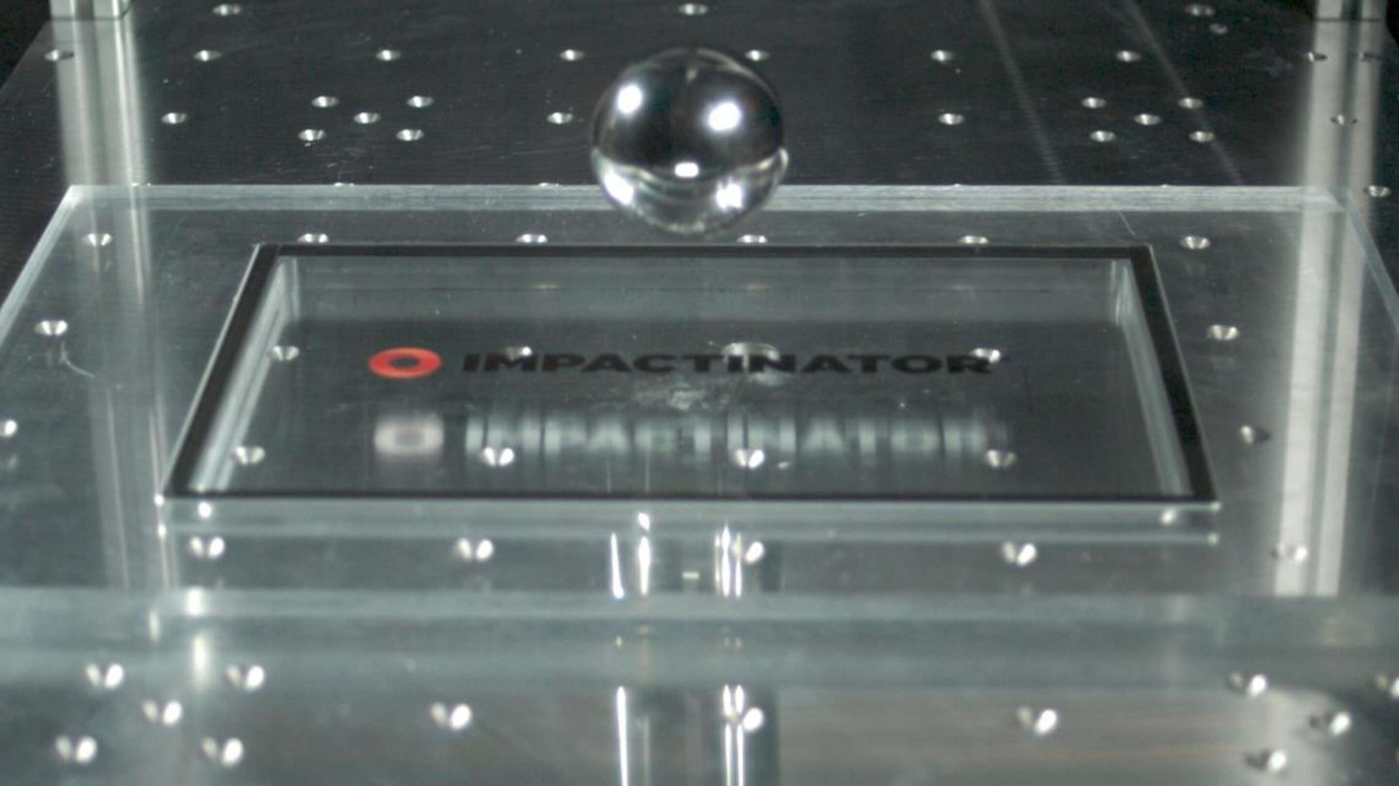 Ecran tactile - IK10 Écran tactile une goutte d’eau tombant sur une surface claire