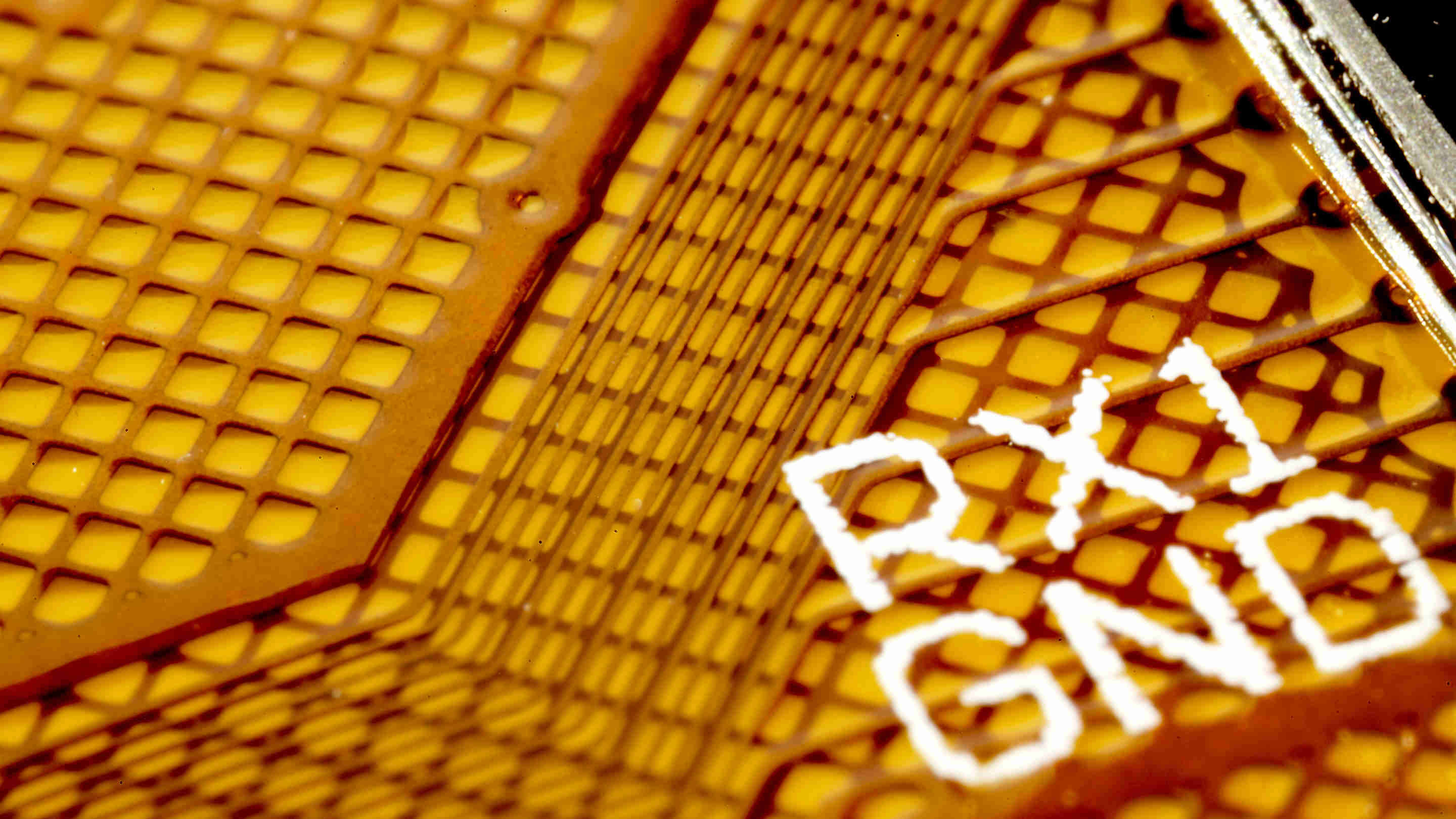 Touch Screen - Chip di uscita del cavo un primo piano di una superficie gialla
