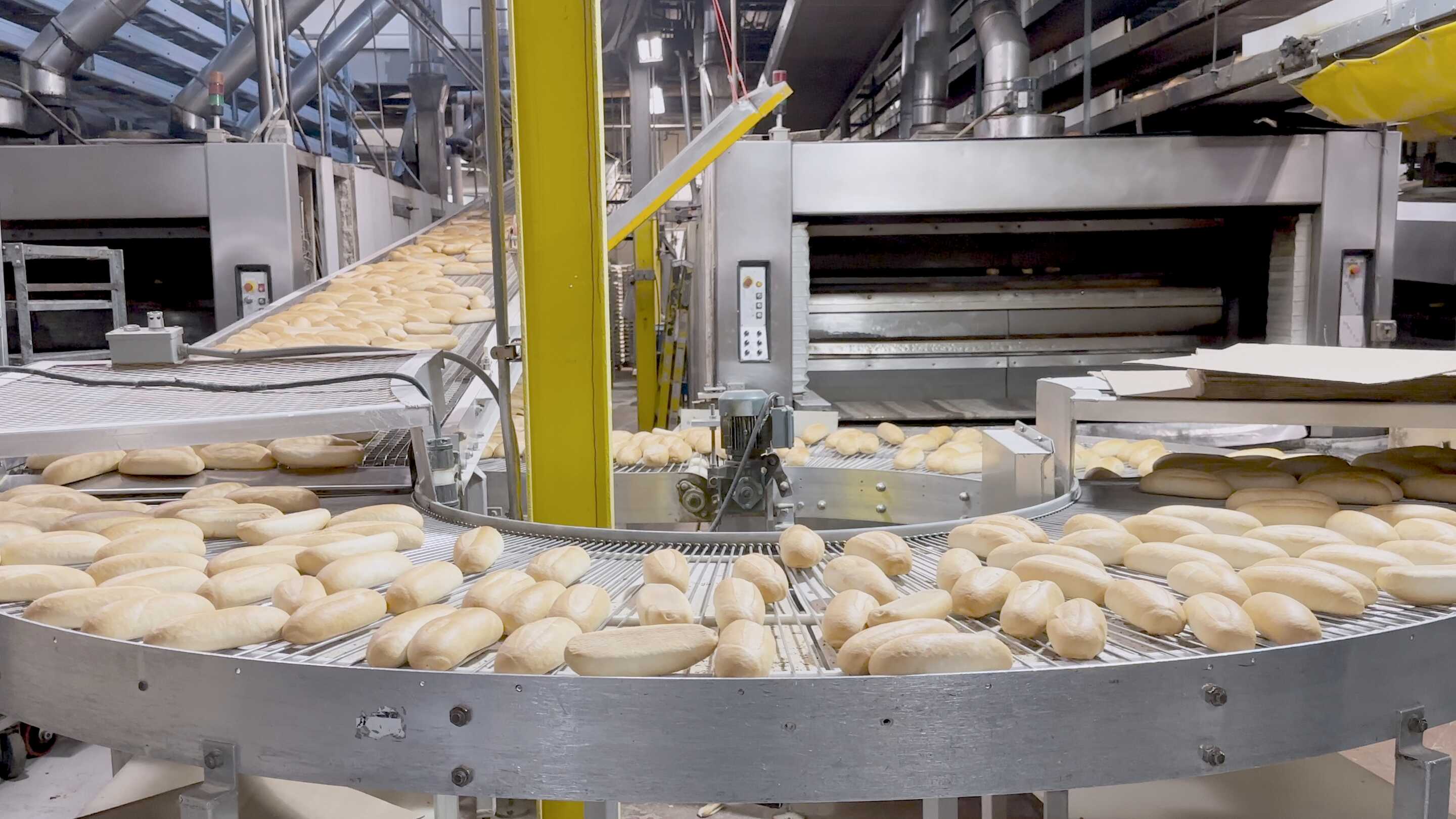 Solution d'écran tactile pour le traitement des aliments à haute température une bande transporteuse avec du pain dessus