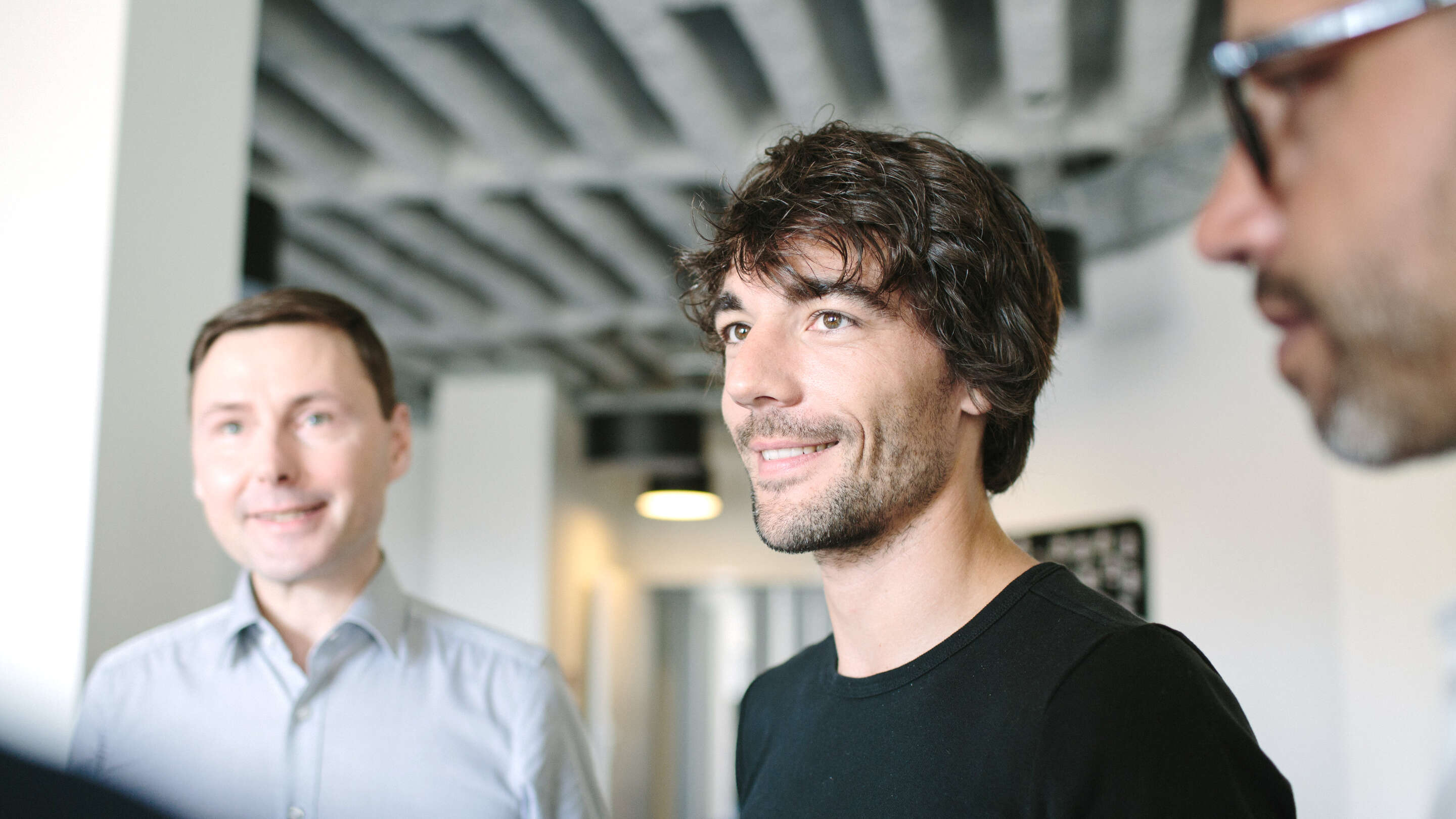 Start-ups - Start en mand smilende i et rum