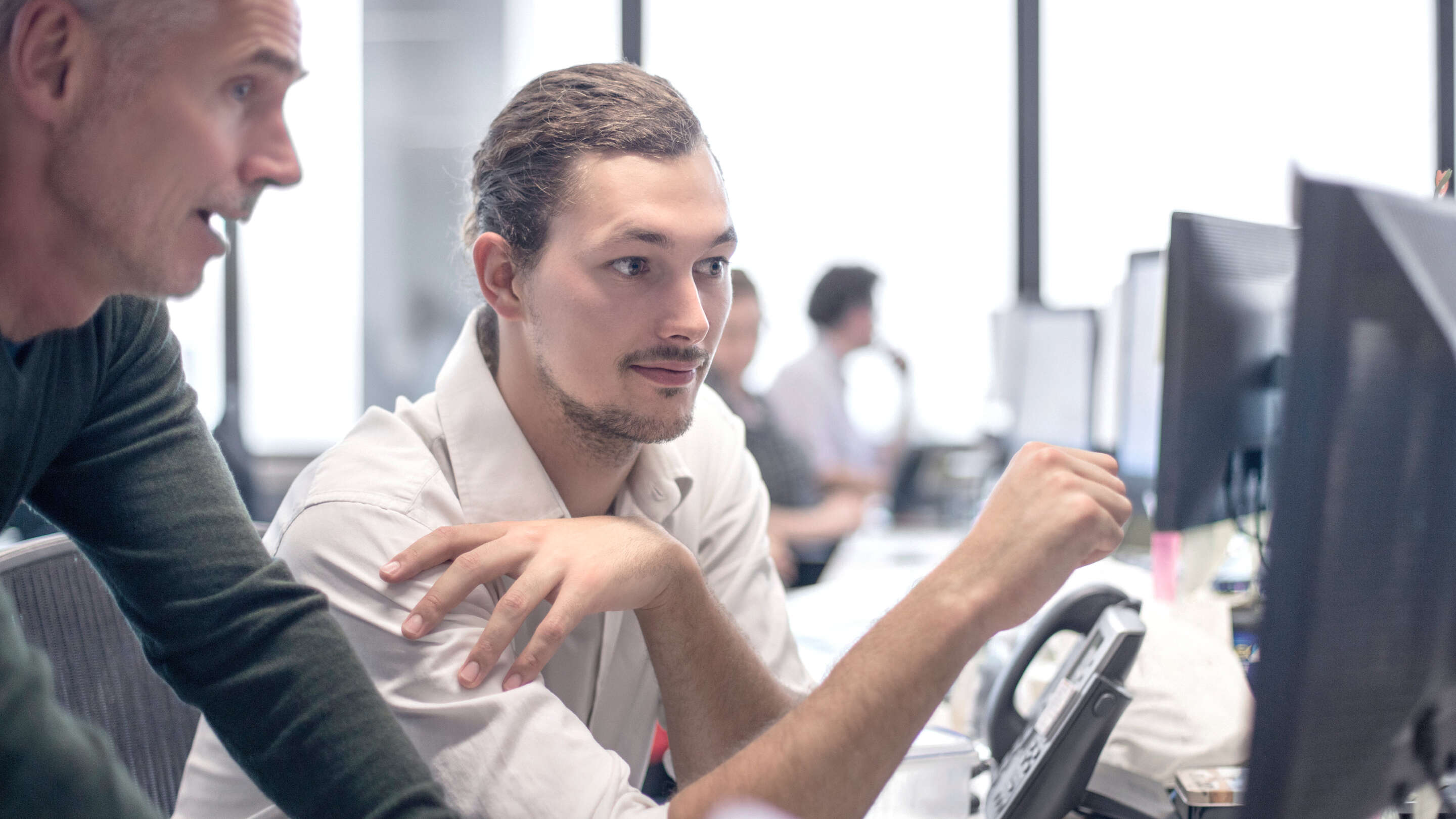 Développement - Processus de développement un homme assis à un bureau