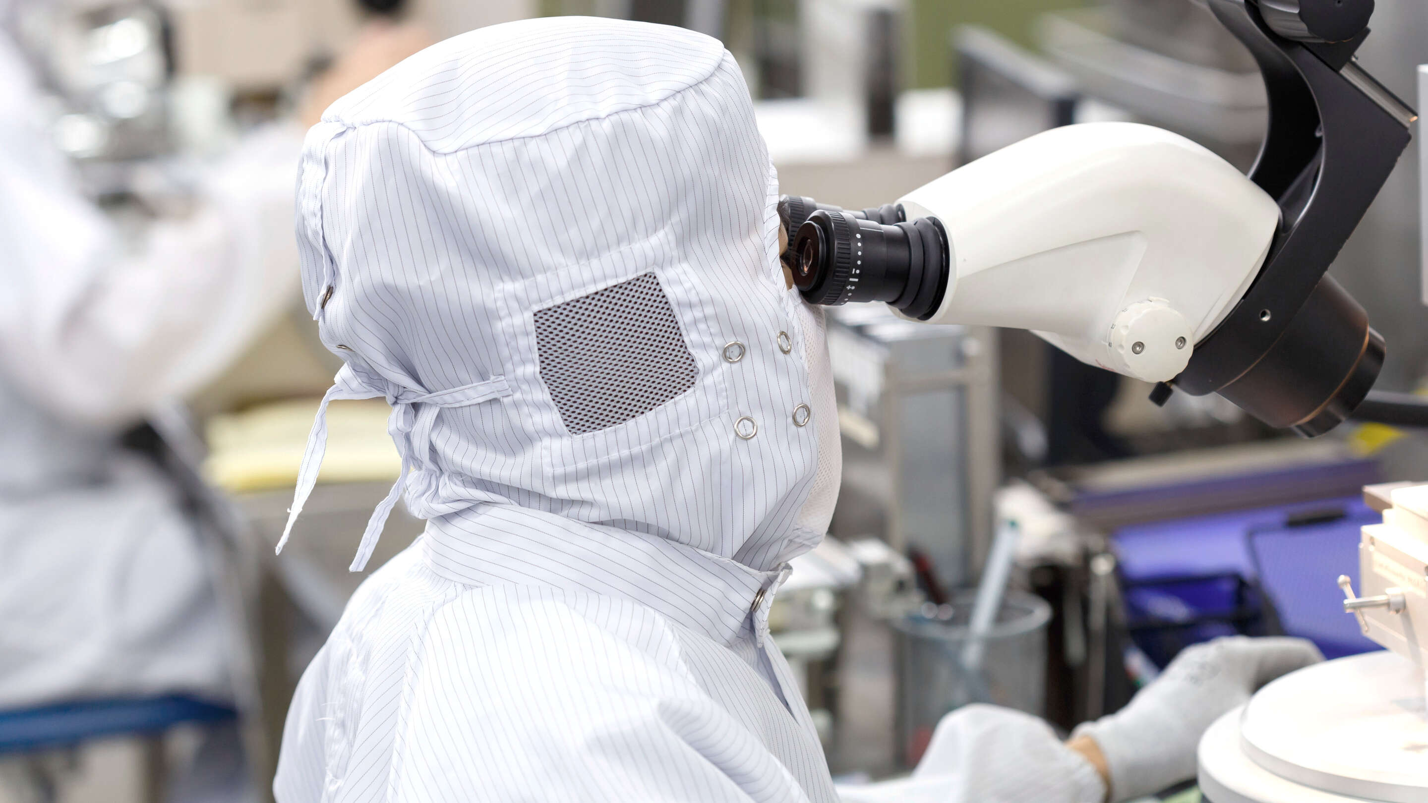 Fabrication - Traite une personne portant un costume blanc et un masque blanc