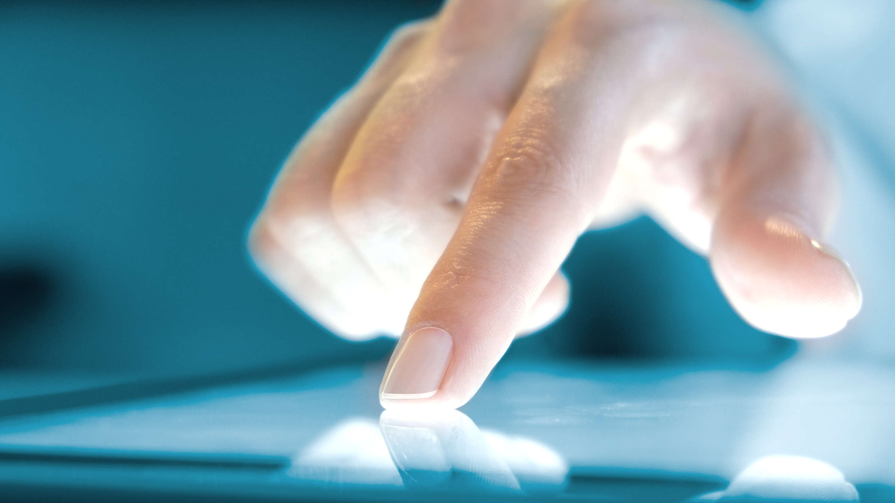 Zaslon osjetljiv na dodir – usporedba tehnologije osjetljivog na dodir izbliza prsta koji dodiruje zaslon osjetljiv na dodir