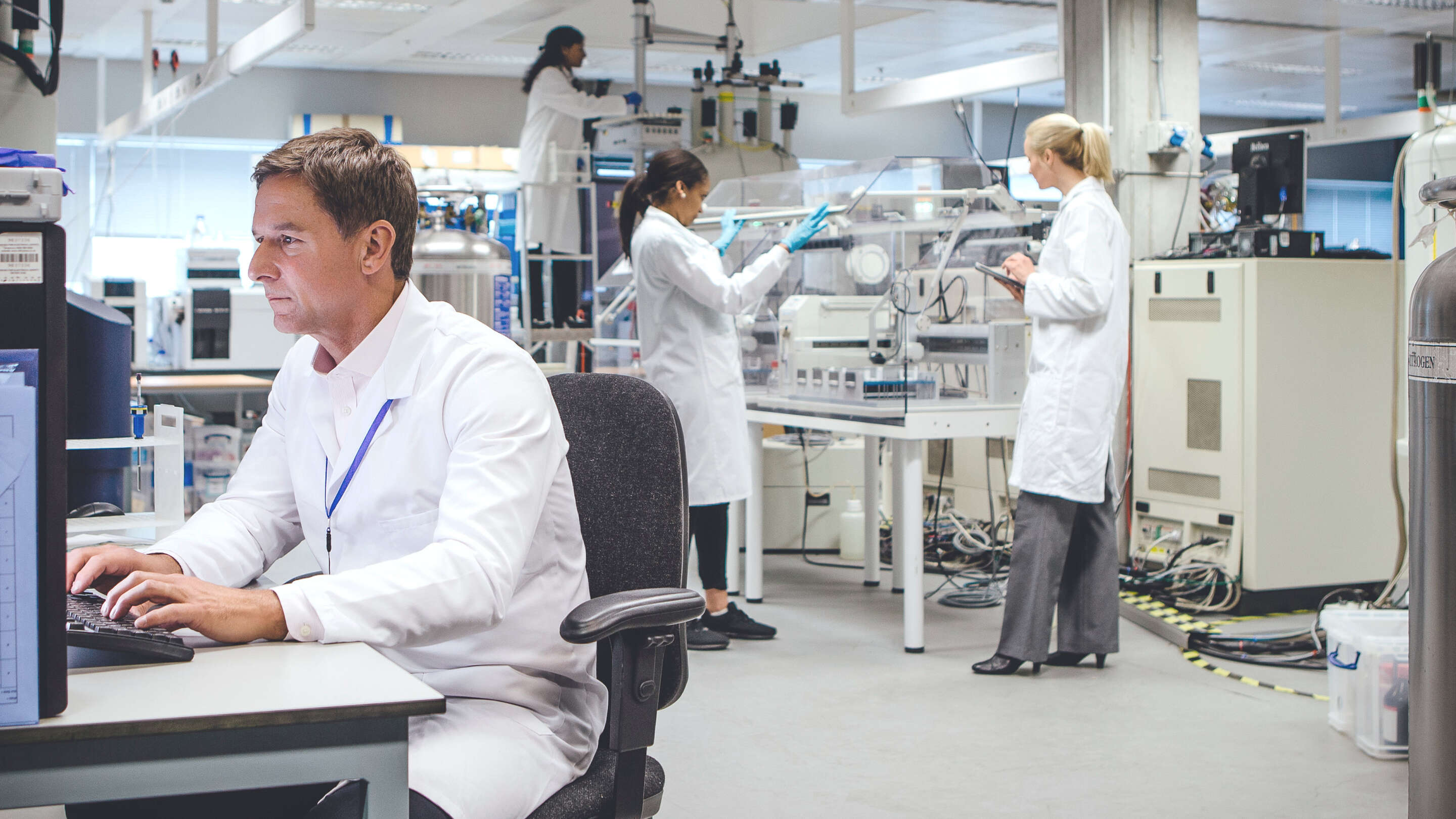 Évaluation environnementale - Simulation environnementale d’un groupe de personnes en blouse de laboratoire