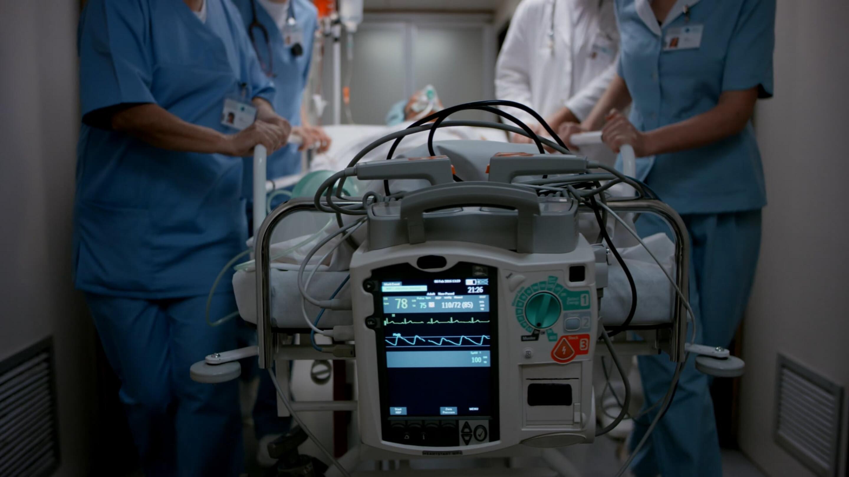 Medicale - Robusta tecnologia medica, persone mediche in camice che spingono un dispositivo medico