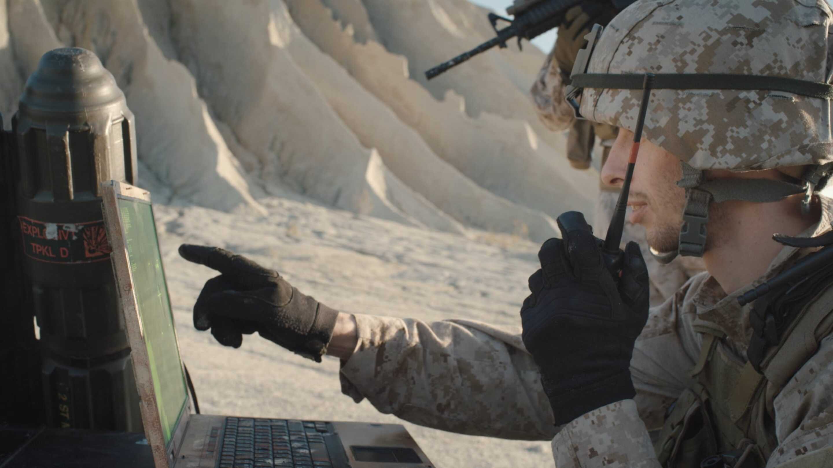 Tempest - 军事触摸屏一个穿着军装的男人使用笔记本电脑