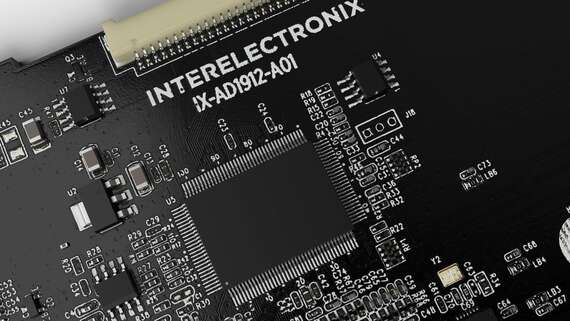 Vývoj - Elektronika: detailný záber na dosku plošných spojov