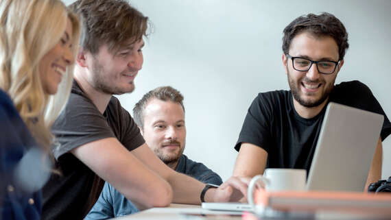 Start-upy - Udane koncepcje Grupa mężczyzn siedzących przy stole