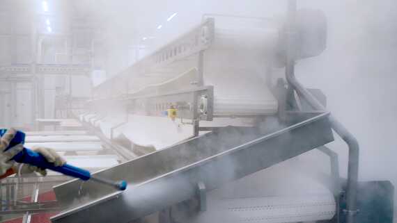 Résistance environnementale une machine d'où sort de la vapeur