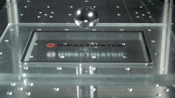 IK10 मॉनिटर - टचस्क्रीन एक स्पष्ट सतह पर गिरने वाले पानी की एक बूंद मजबूत