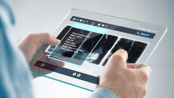 Start-Ups - Prototipagem instantânea mãos segurando um tablet transparente