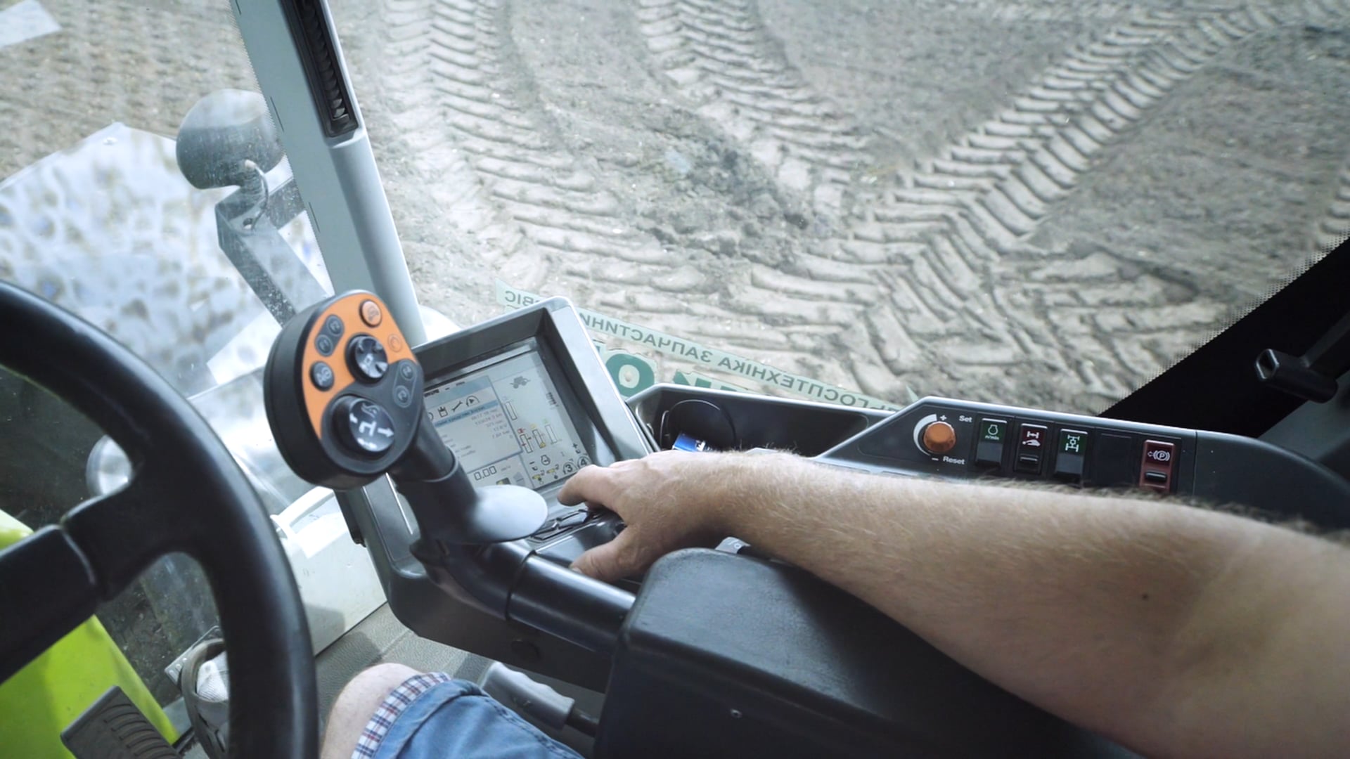 Landbrug - Landbrug Traktorterminal en person, der kører traktor